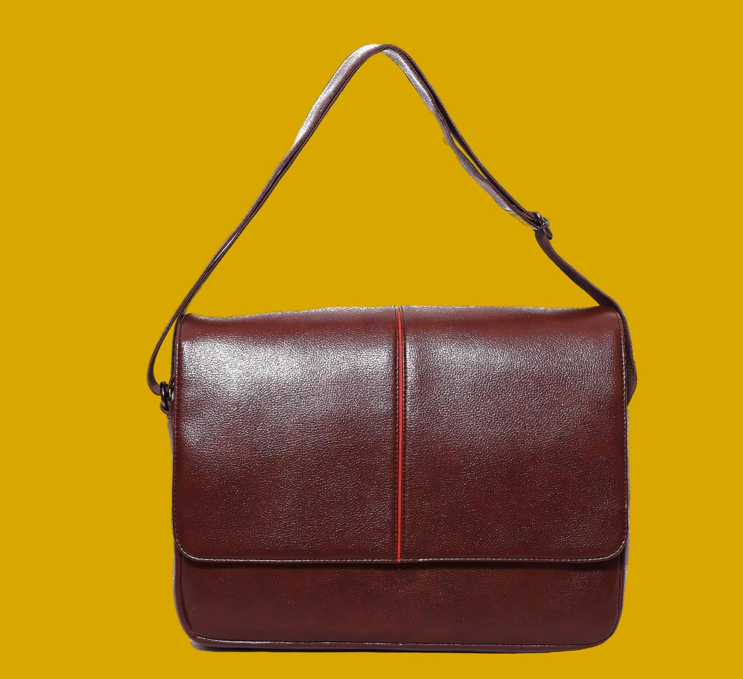 Vegan_Laptop_Bag_WhiteBG_MATCHED.jpg__PID:c18b4460-f479-4b4d-9412-fef82dd6c8bf